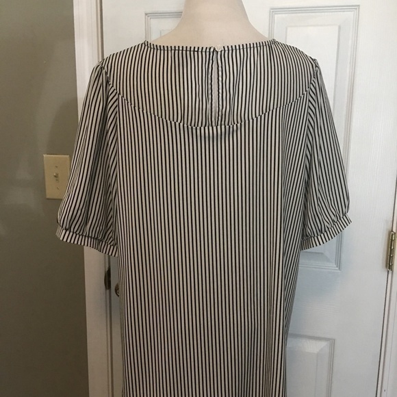 Ann Taylor top size 1X. Pull on. Short sleeve. - Picture 6 of 9